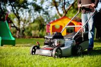 tondeuse à gazon et jeux de jardin pour enfants en arrière plan